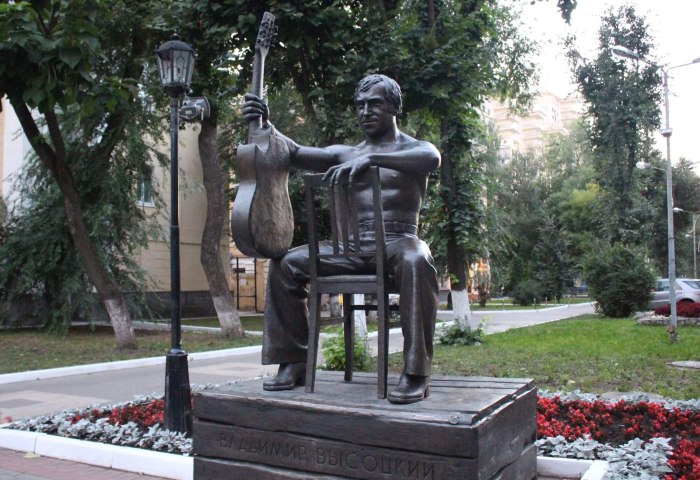 Памятник в Пушкине Дамбо возлагать цветы