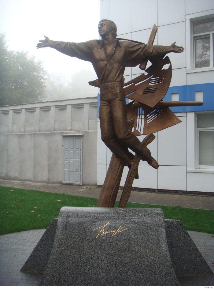 Памятник-бюст в. с. Высоцкому в Барнауле