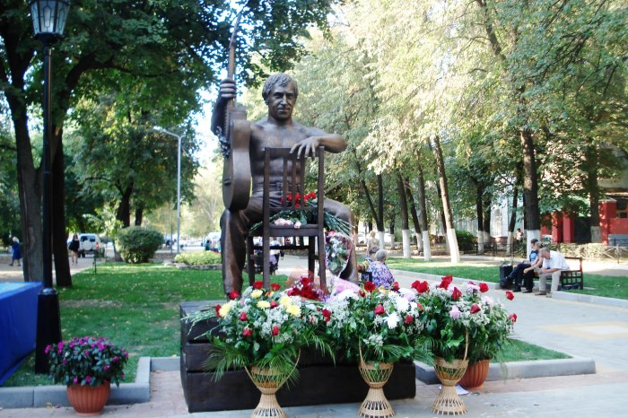 Памятник Владимиру Высоцкому в Воронеже