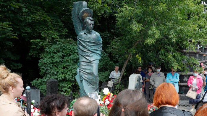 Памятник Высоцкому во Владивостоке