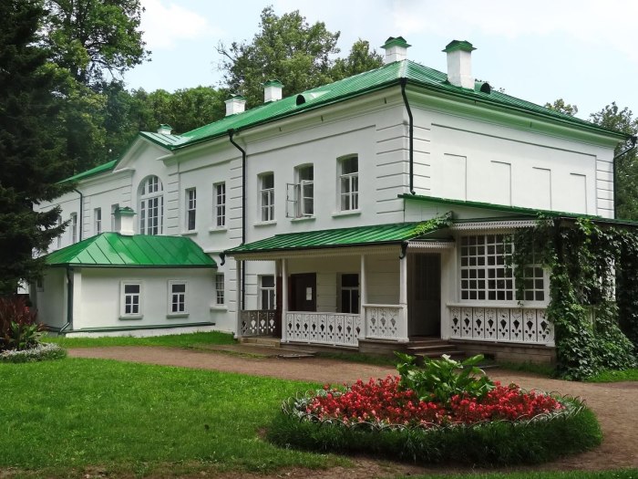 Памятник льву толстому (Москва, Пречистенка)