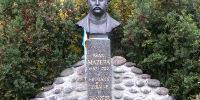 Памятник Карлу 12 и Мазепе в Украине