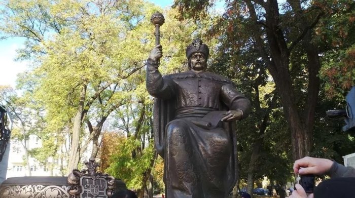 Памятник Мазепе в Полтаве