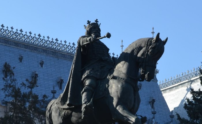Памятник Александру чел Бун в Яссах
