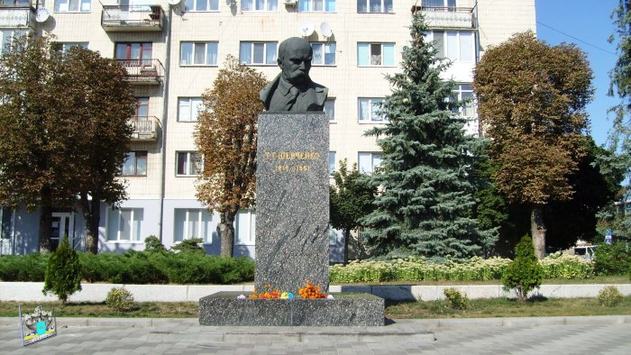 Студенты возле памятника Тарасу Шевченко