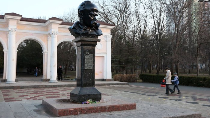 Старый памятник Тарасу Шевченко Симферополь