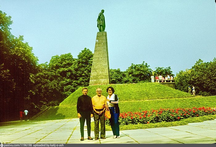 Возложение цветов к памятнику фон