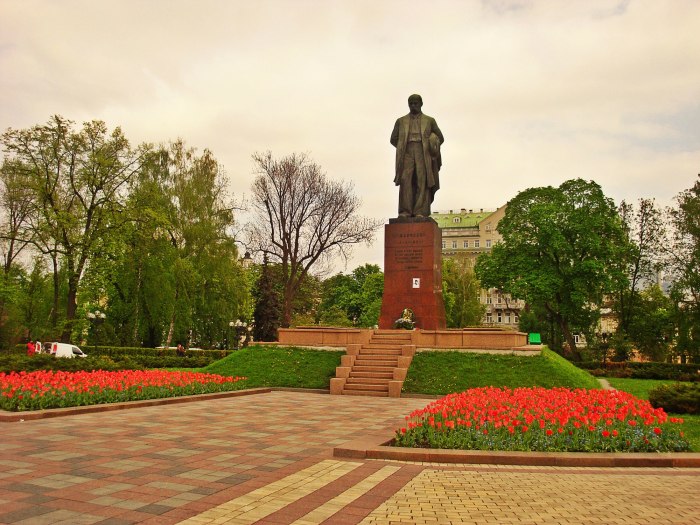 Тарас Григорьевич Шевченко памятник, мемориал