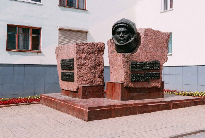 Гагарину дарят цветы