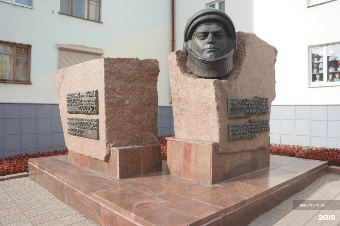 Памятник Андрияну Николаеву