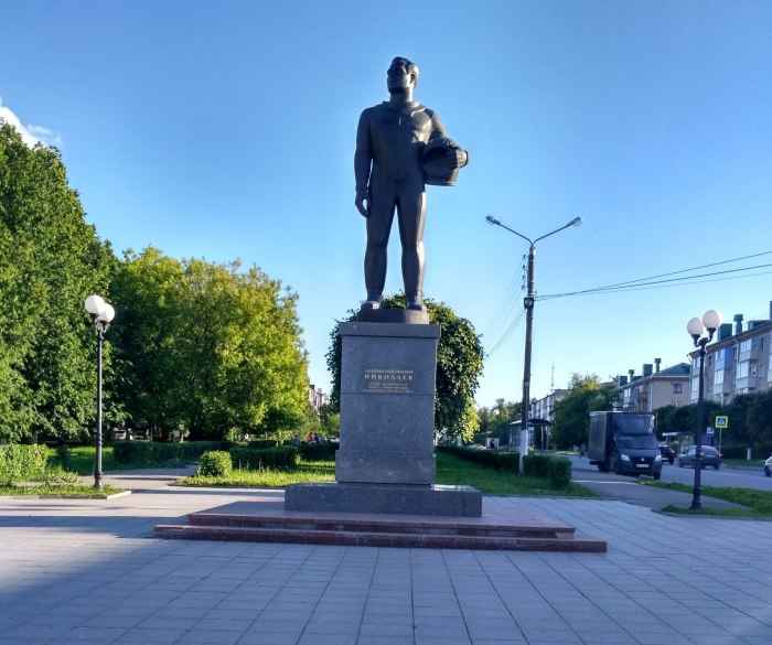 Памятник космонавту Андрияну Николаеву