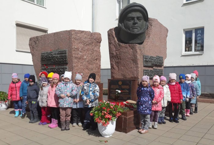 - Памятник н.к. Крупской Чебоксары