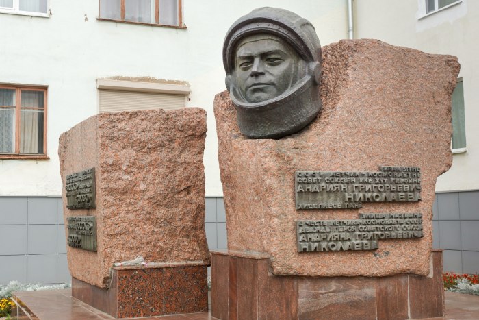 Памятник Андрияну Николаеву
