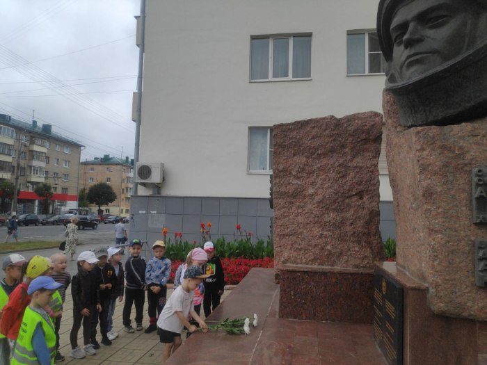 Памятник Андрияну Николаеву в Чебоксарах