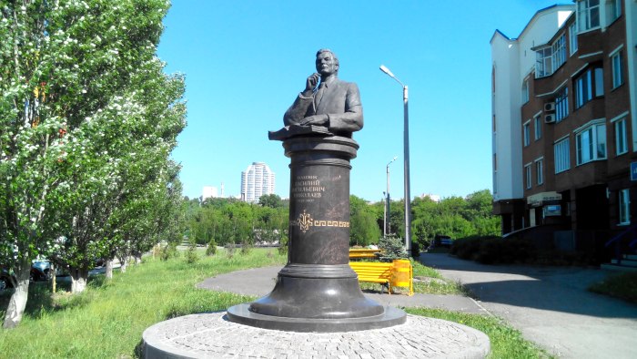 Цветы на мемориале