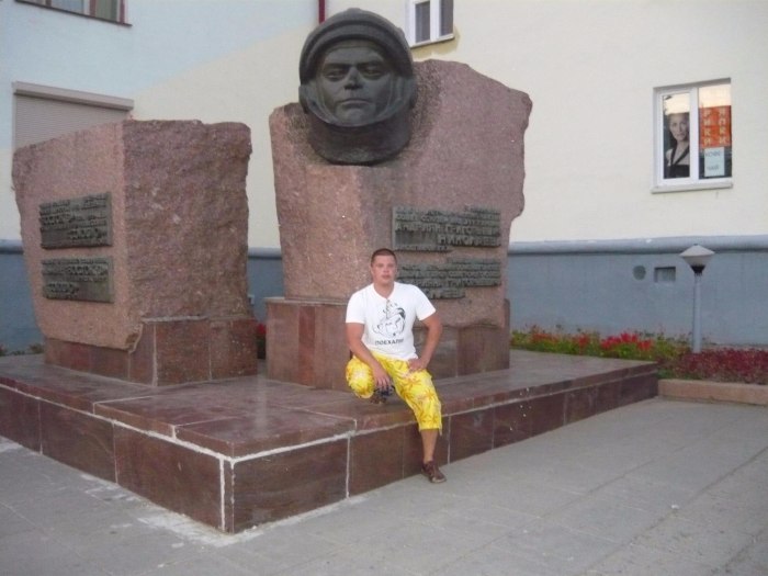 Памятник Андрияну Николаеву в Чебоксарах