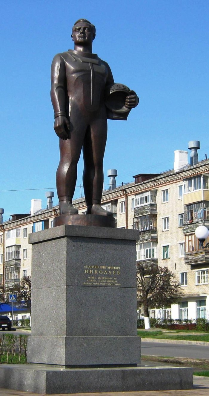Памятник Андрияну Николаеву в Чебоксарах