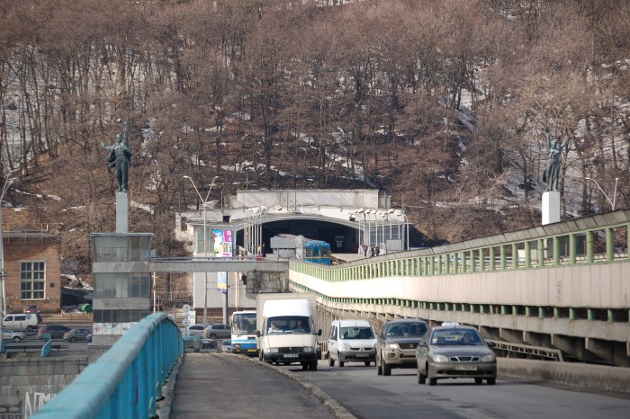 Станция метро Днепр