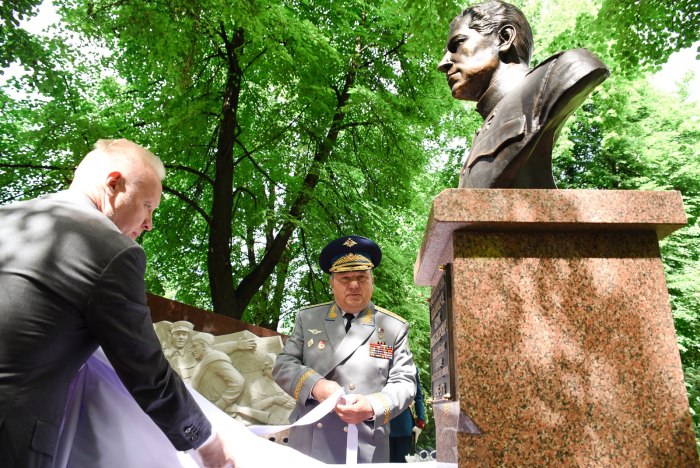 Памятник на могиле воинов 30 батареи 95 Стрелковой дивизии