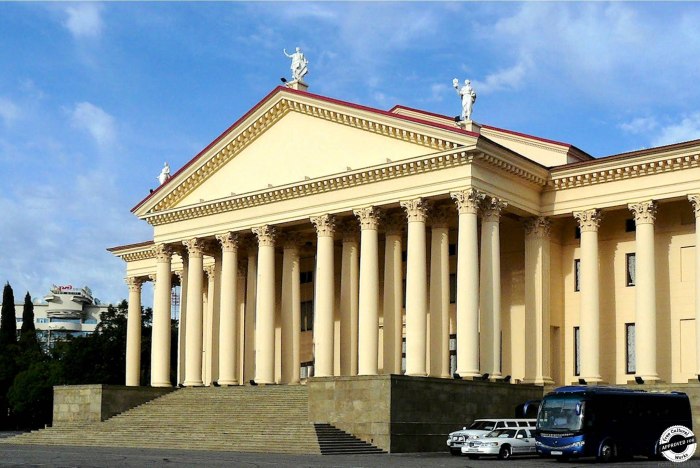 Зимний театр и Театральная площадь Сочи