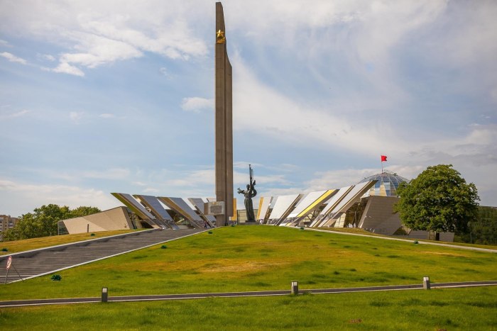Бетонный Обелиск «город-герой» Минск