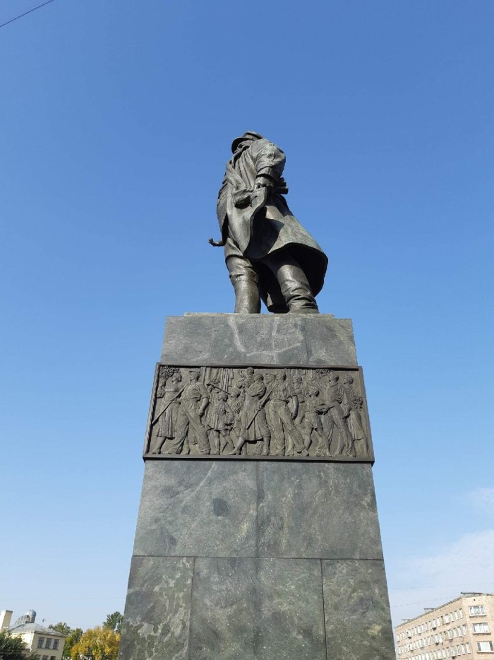 Памятник с м Кирову Мурманск