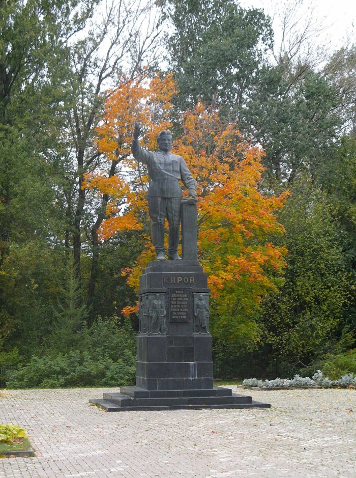 Памятник Кирову в Волхове