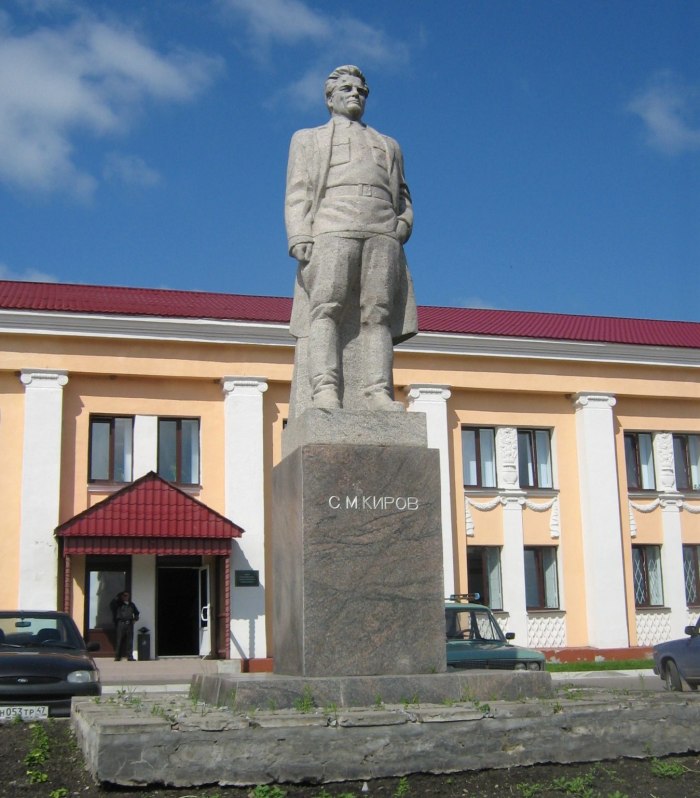 Памятник Кирову в Волхове