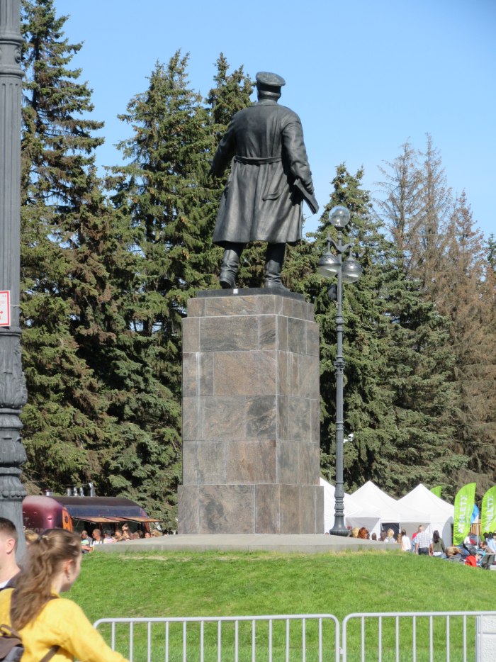 Памятник с. м. Кирову (Волхов) зачем установлен