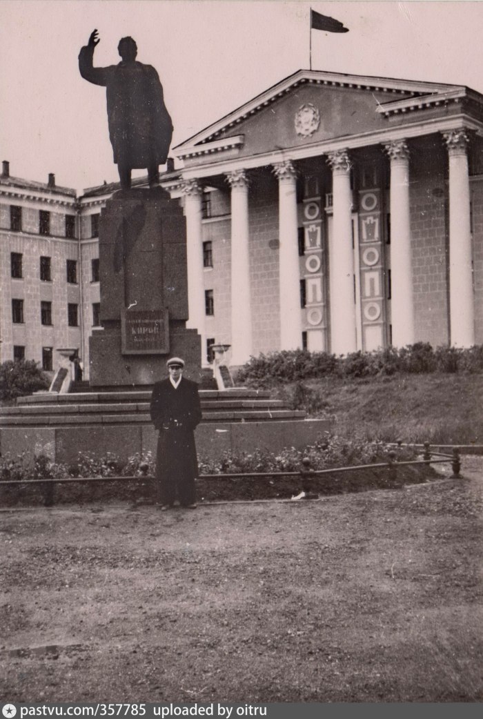 Памятник Серафимовичу в Волгограде
