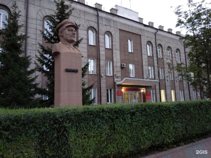 Памятник Кирову на Октябрьском проспекте