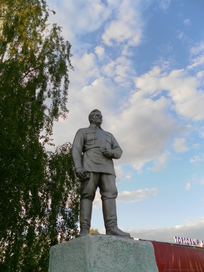 Памятник в Динской танк