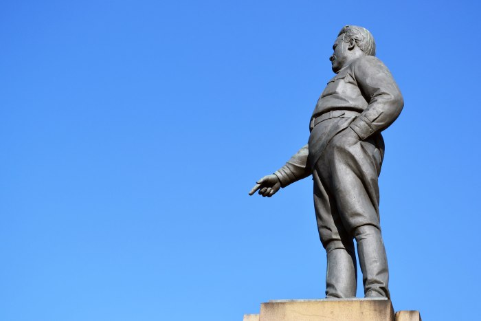 Памятник около проспекта мира