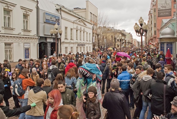 Люди на улицах Москвы