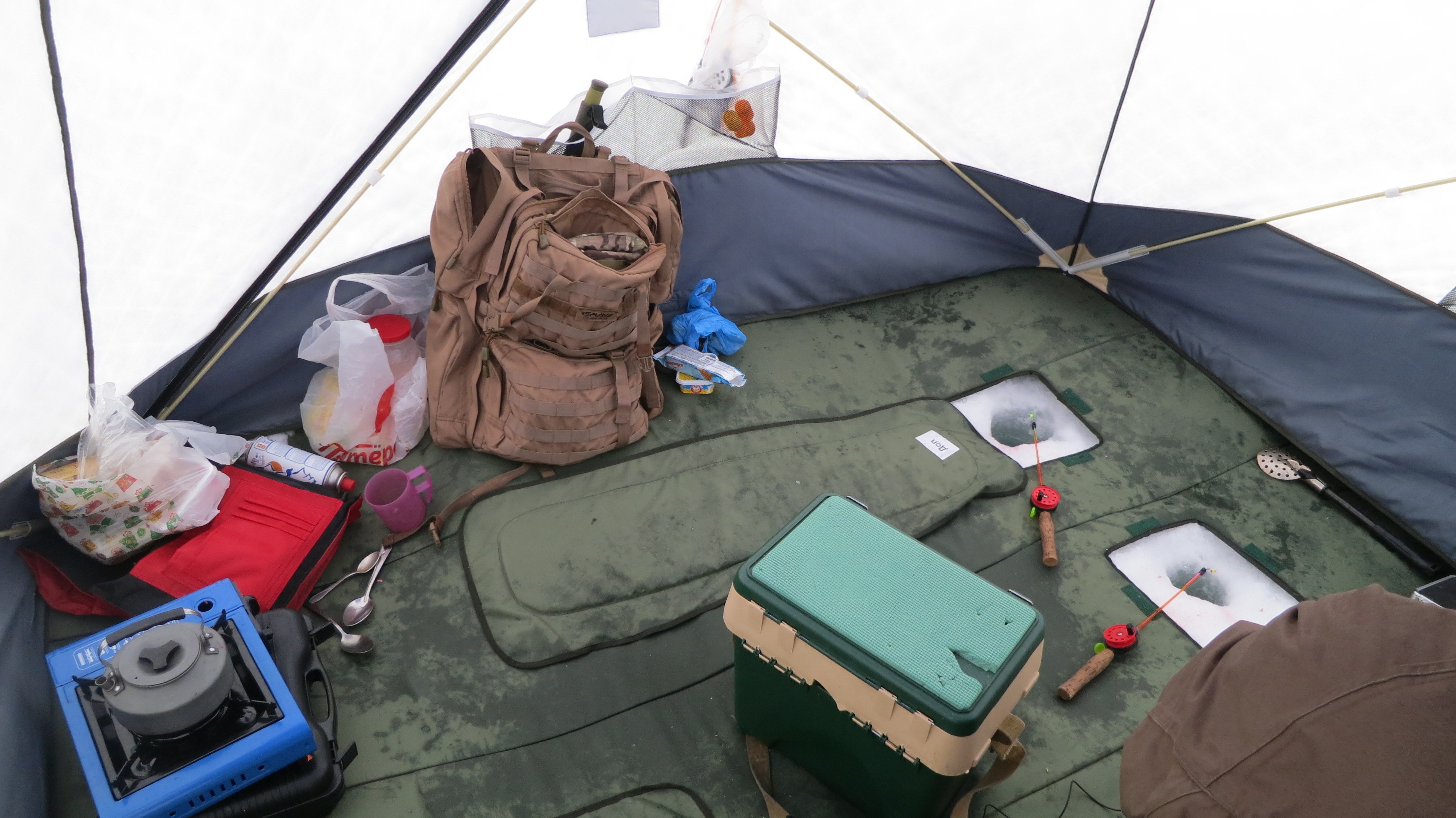 Зимняя рыбалка в палатке. Зимняя рыбалка из палатки. Укрытие для рыбаков зимнее. Рыбалка в палатке зимой. Палатка самоделка.