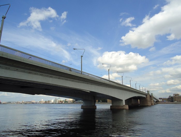 Мост Александра Невского в Санкт-Петербурге