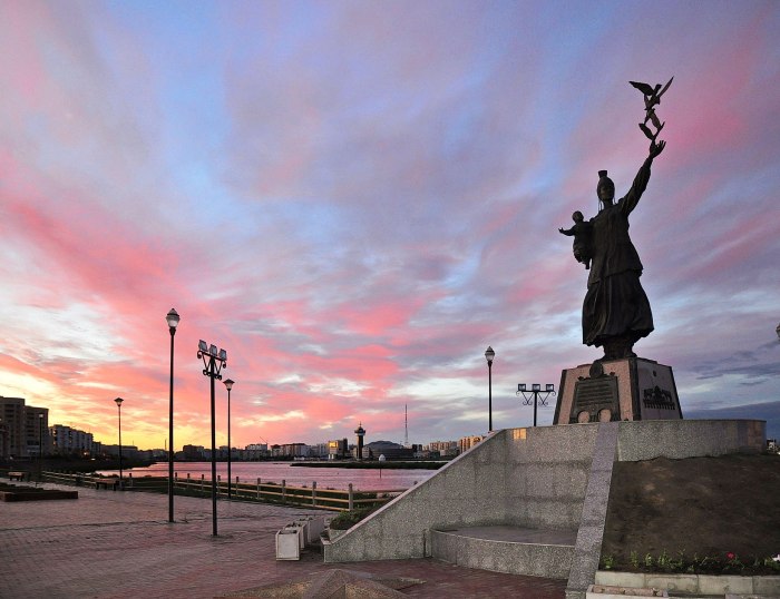Якутск памятник Дежнёву и Абакаяде