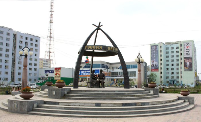 Памятник на площади Победы Якутск
