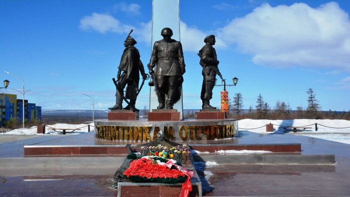 Памятник Карине Чикитовой в Якутске