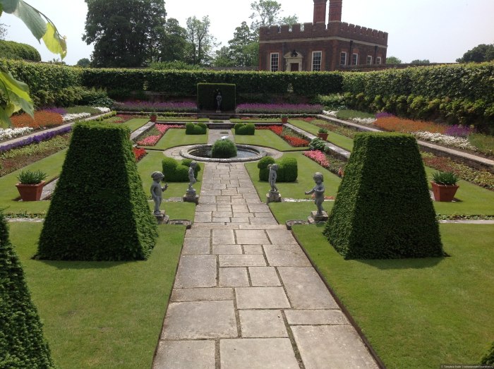 Hampton Court Palace Maze