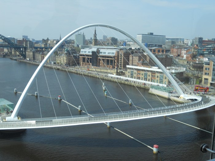 Мост тысячелетия (Gateshead Millennium Bridge)