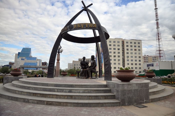Памятник Дежнёву в Якутске