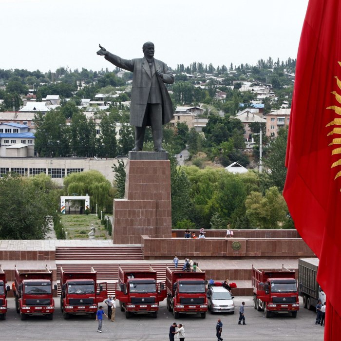 Памятник Ленину в Оше