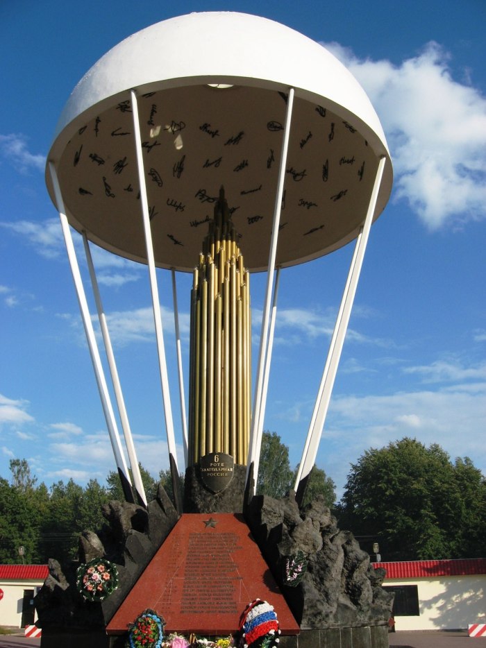 Псков Череха памятник десантникам
