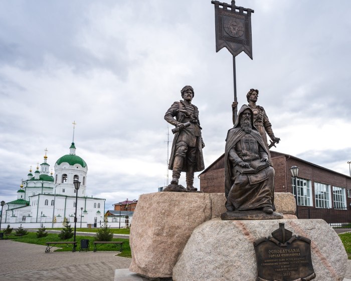 Енисейск памятник основателям города