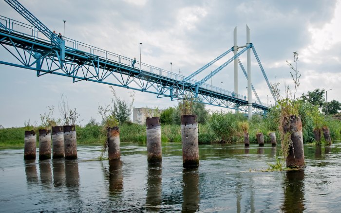 Деревянный мост на сваях