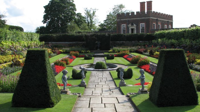 Hampton Court Palace Garden иллюминаты